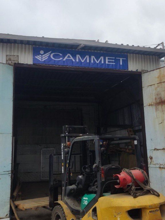 Вход на склад ООО «Саммет» в Самаре, погрузчик